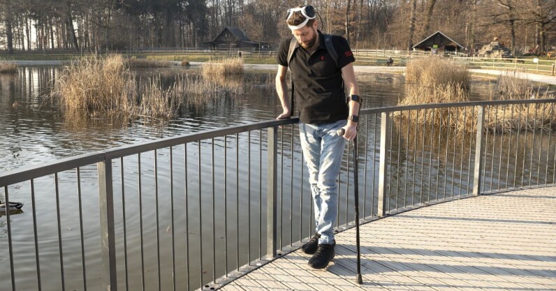 ‘digital-bridge’-between-brain-and-spine-enables-paralysed-man-to-walk-again