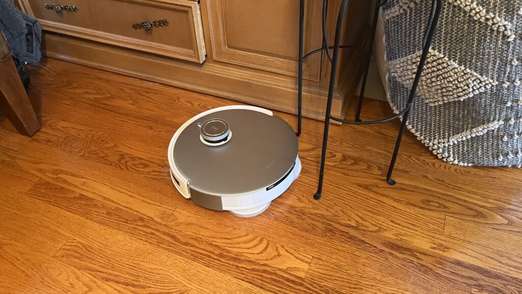 ecovacs-deebot-t20-omni-robot-vacuum-and-mop-review:-more-than-a-gimmick