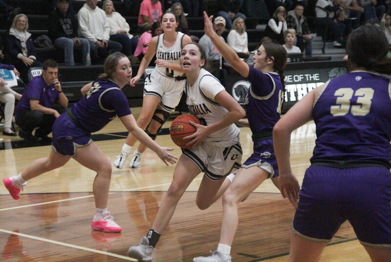 centralia-girls-receive-last-second-loss-from-diamond-in-12-courts-of-christmas