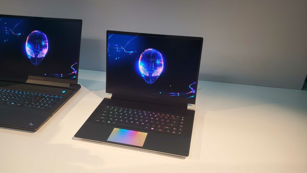 alienware-x16-r2:-unchanged-on-the-outside,-overhauled-on-the-inside