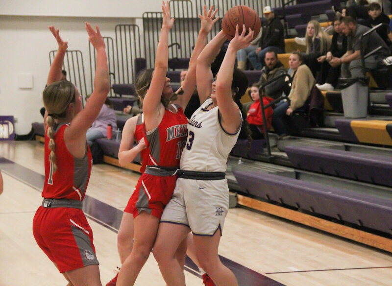 lady-bulldogs-press-forward-for-third-straight-win,-defeat-hallsville-45-41
