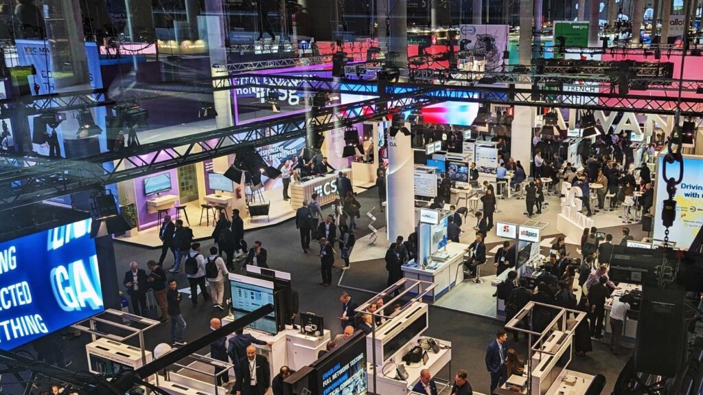 best-moments-of-mwc-2024-day-1:-ai,-clear-laptops,-and-record-pit-stops