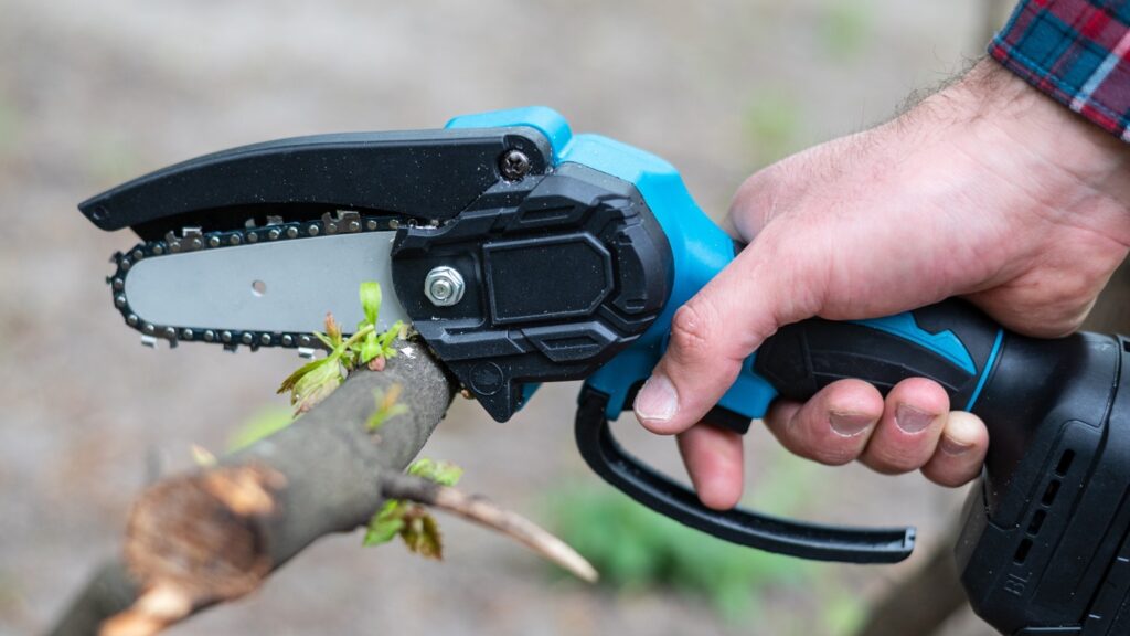 5-mini-chainsaws-that-could-come-in-handy-for-camping-and-overlanding