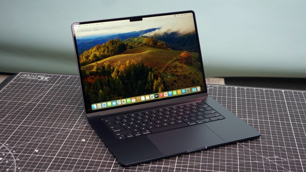 apple-macbook-air-15-inch-(m3)-review:-bigger,-bolder,-faster,-better