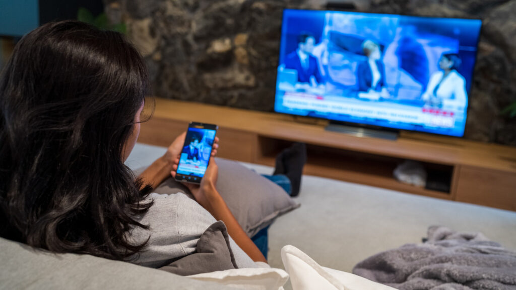 what’s-the-difference-between-screen-mirroring-and-casting-to-a-smart-tv?