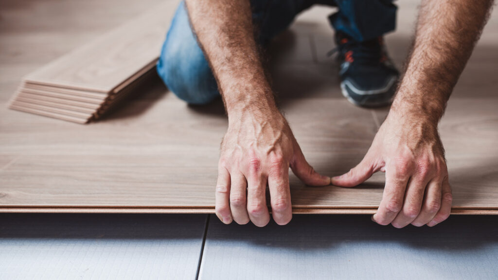 5-makita-saws-to-make-quick-cuts-in-flooring-materials