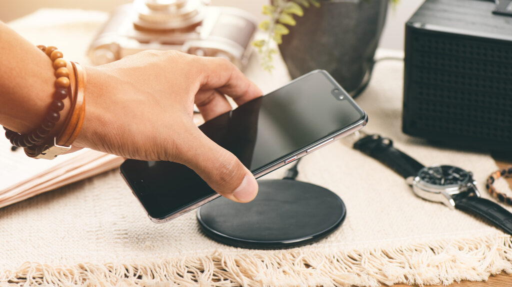 5-wireless-chargers-you-can-add-to-your-desk-and-side-tables