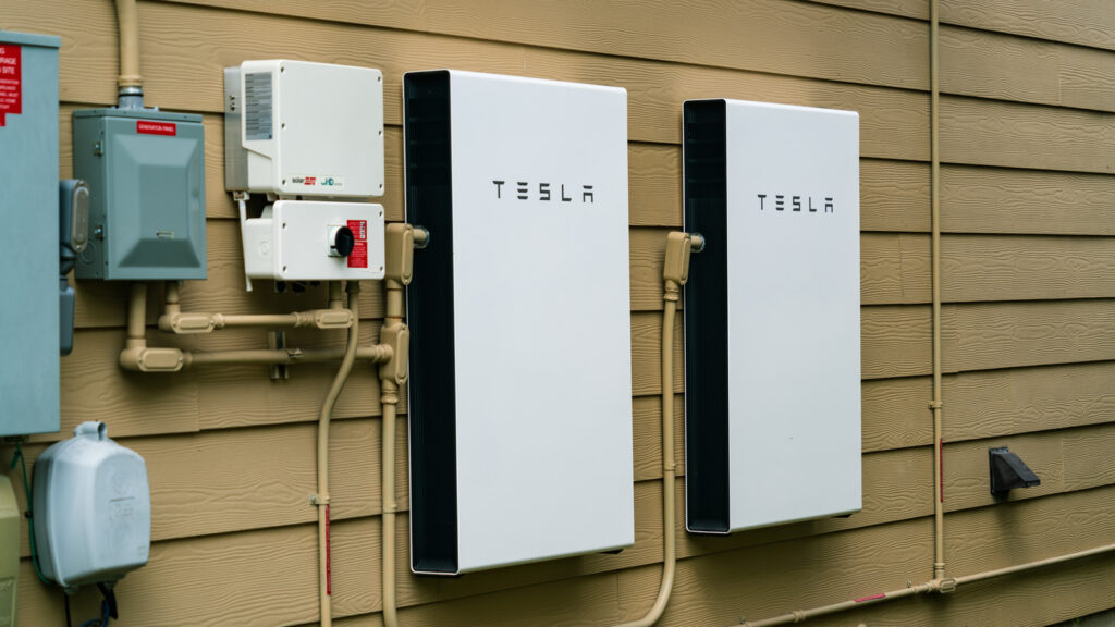 tesla-powerwall-vs.-generator:-pros-and-cons-of-each-emergency-backup-option