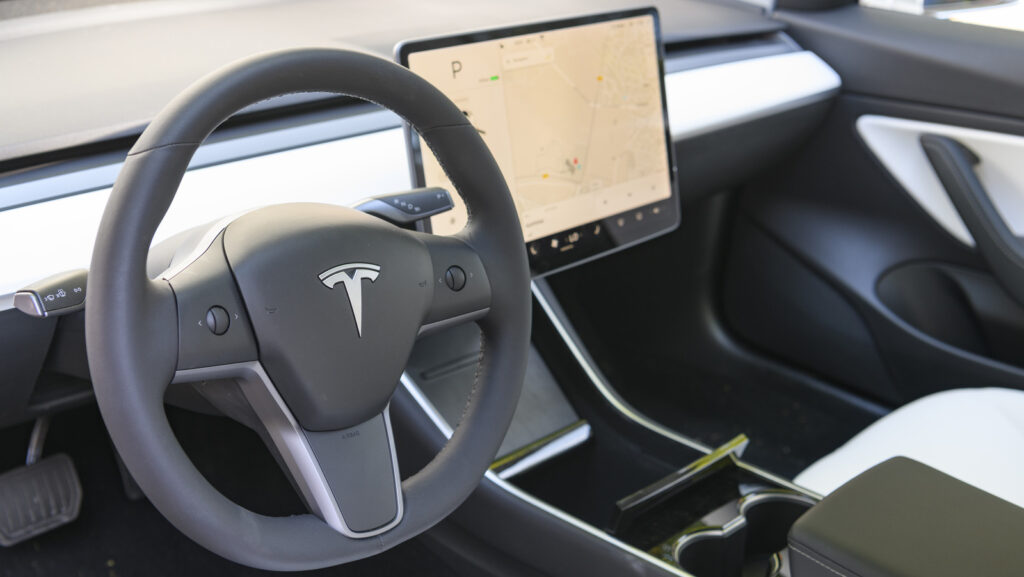 tesla-said-it-fixed-autopilot:-the-feds-aren’t-convinced,-and-the-fallout-could-be-huge