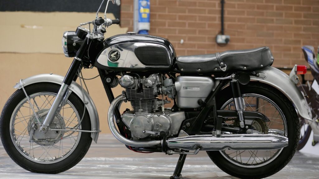 here’s-how-the-honda-cb450-got-its-name-‘black-bomber’