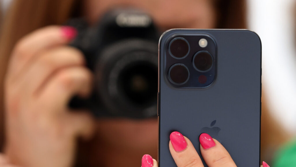 the-secret-iphone-camera-trick-that-lets-you-peek-through-two-lenses