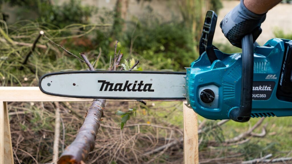 4-makita-top-handle-chainsaws-to-give-you-a-little-more-control-while-you-work