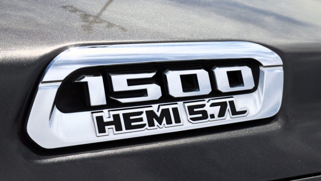 which-jeeps-have-hemi-engines-under-the-hood?