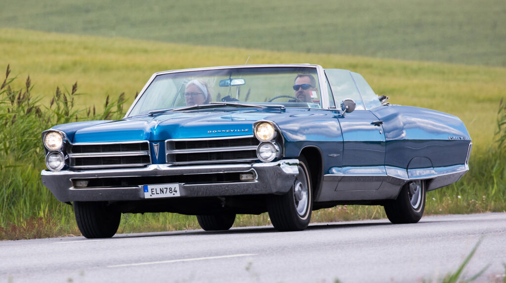 what-engine-was-in-the-1965-pontiac-bonneville-&-was-it-considered-a-luxury-car?