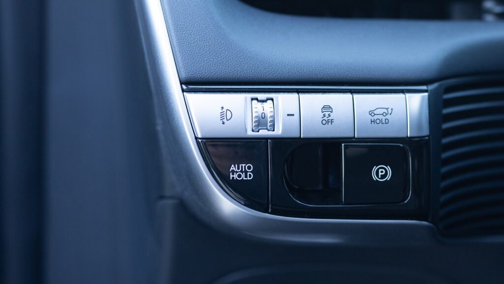 what-your-car’s-auto-hold-feature-means-(and-how-to-use-it)