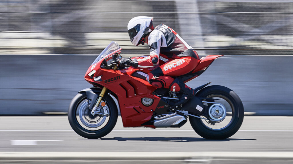 ducati-panigale-v2-vs-v4-s-track-showdown:-putting-a-$32,000-bike-to-the-test