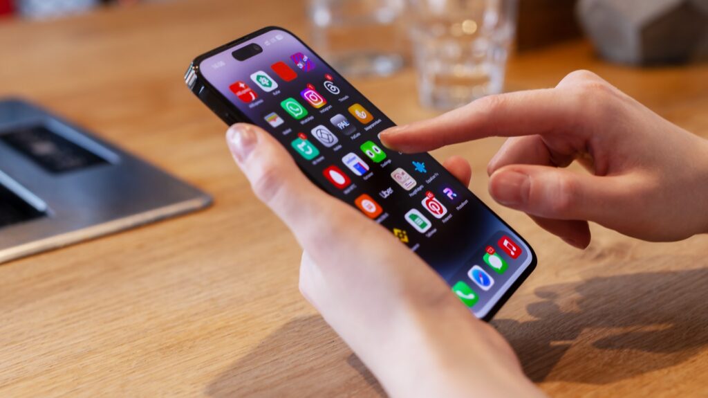 why-there’s-only-one-good-way-to-clean-smartphone-screens