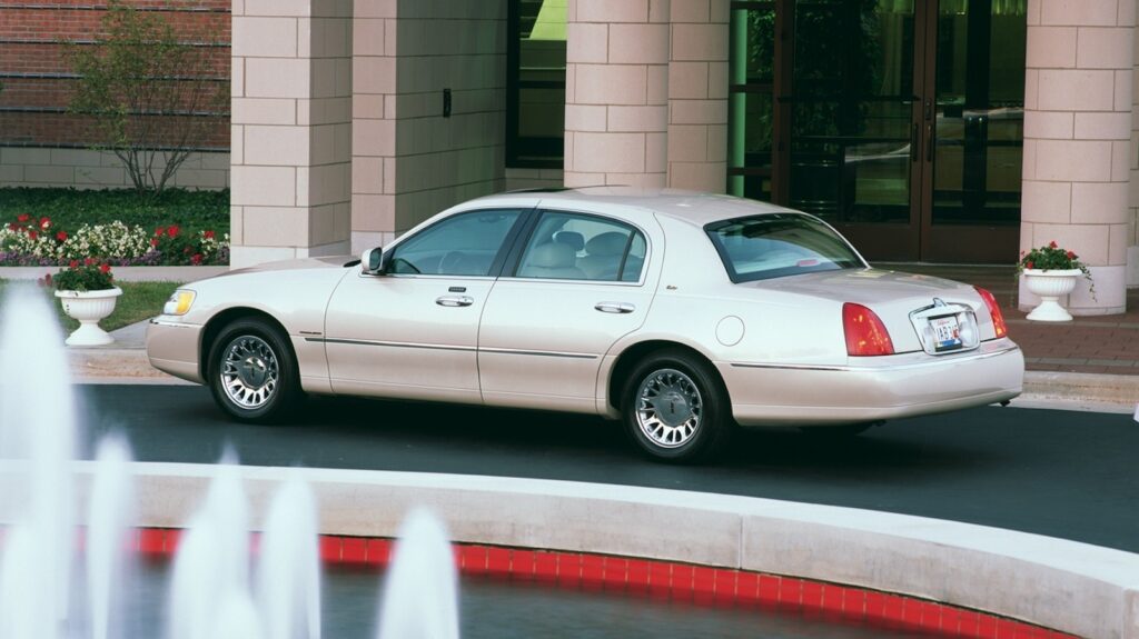 why-was-the-lincoln-town-car-discontinued?