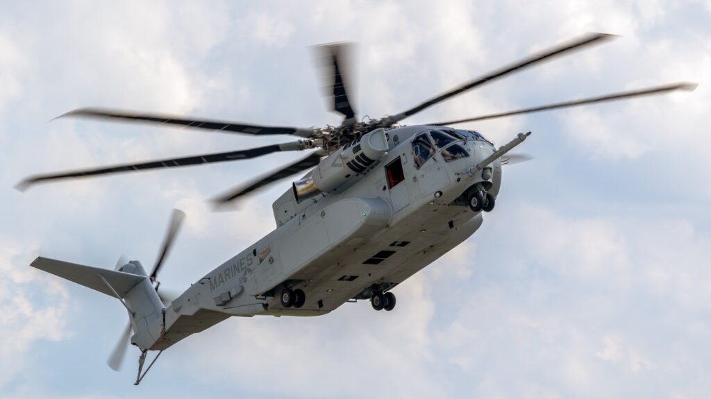 what-is-the-largest-helicopter-in-the-us-military-and-how-much-can-it-carry?