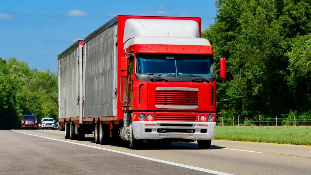 what-is-a-‘cab-over’-truck-and-how-is-it-different-from-a-normal-semi?